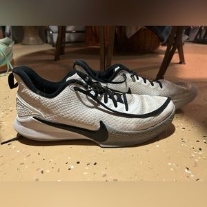 Low top Kyrie basketball shoes